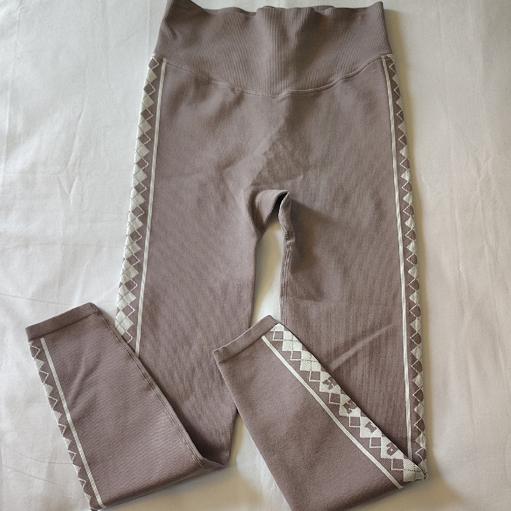 PINK Victoria's Secret Taupe Ribbed Leggings with Cream Geometric Side Trim Med.